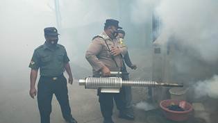 Cegah DBD: Polisi,TNI dan Dinkes Mojokerto Kota Berkolaborasi Laksanakan Fogging
