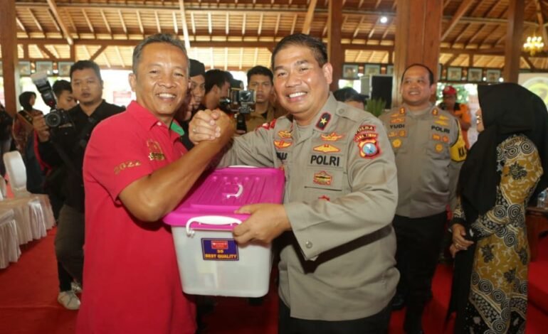 Penanganan Bencana Alam di Mojokerto, Wakapolda Jatim sampaikan Trimakasih Kepada Warga