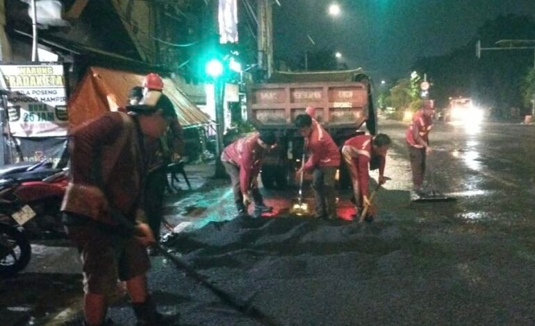 Pemkot Surabaya Perbaiki Jalan Berlubang, 100-120 ton Aspal Per Hari