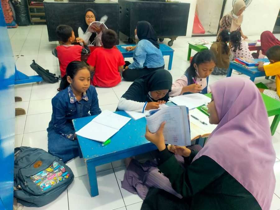 Anak-Anak Surabaya Antusias Ngaji dan Belajar di Balai Rw