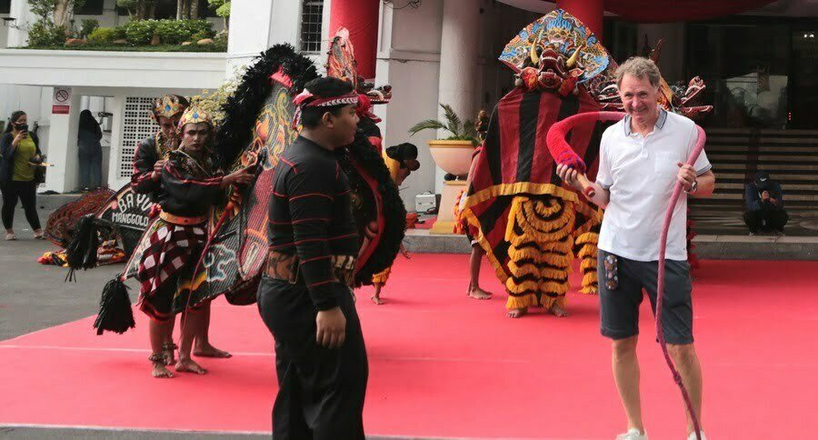 Jelajahi Destinasi Kota Surabaya, Wisman Disambut Penampilan Seni Tradisional