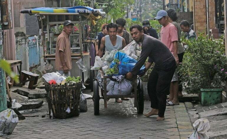 “Surabaya Bergerak”, Wali Kota Eri Cahyadi: Program Kerja Bakti Ini Membuat Masyarakat Dan Pemkot Lebih Dekat