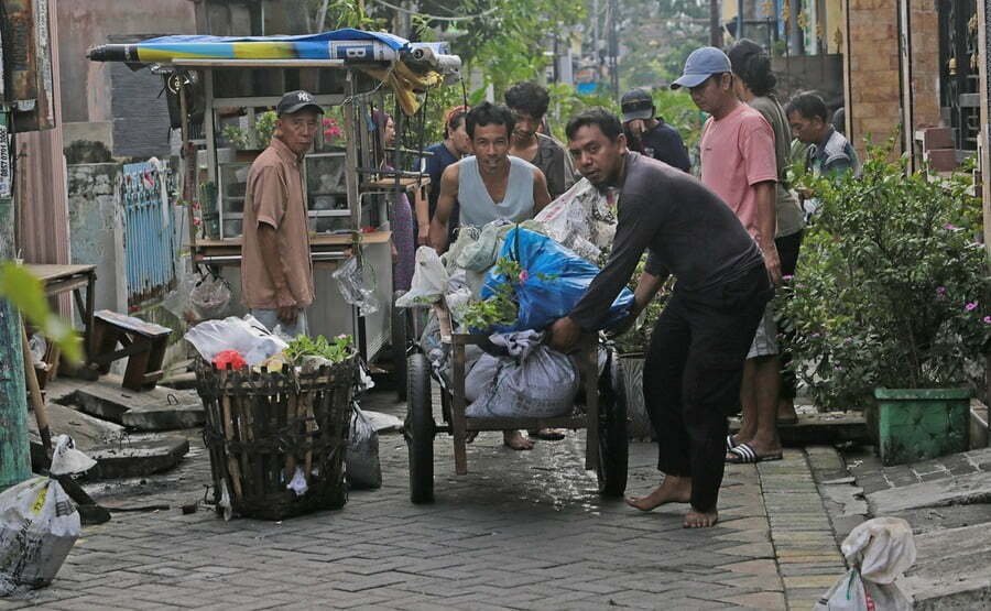 “Surabaya Bergerak”, Wali Kota Eri Cahyadi: Program Kerja Bakti Ini Membuat Masyarakat Dan Pemkot Lebih Dekat