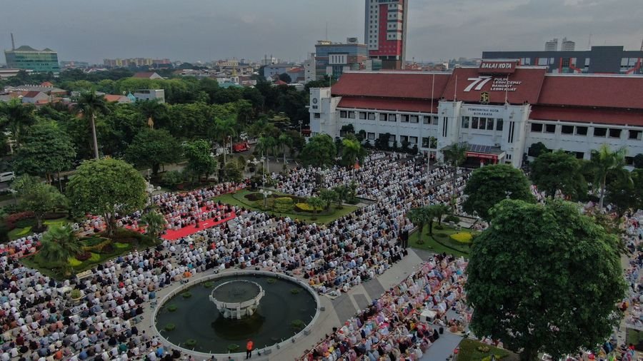 Shalat Idul Fitri Di Taman Surya Balai Kota Surabaya