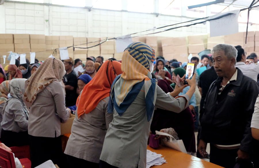 Penerima BLT Padati Dua kantor Pos Besar Di Surabaya