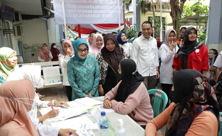 Wali Kota Surabaya Bersama Ketua TP PKK Berikan Layanan Program KB