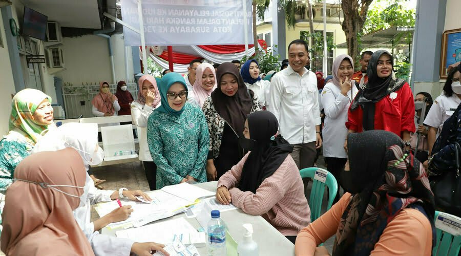 Wali Kota Surabaya Bersama Ketua TP PKK Berikan Layanan Program KB
