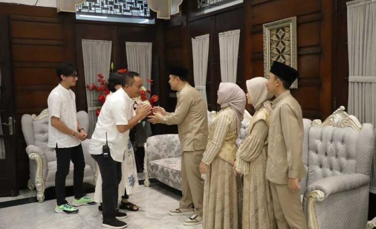 Wali Kota Eri Dan Keluarga Rayakan Lebaran, Open House Rumah Dinas