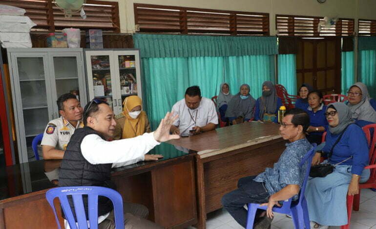 Wali Kota Surabaya Sidak Di Balai RW Secara Acak
