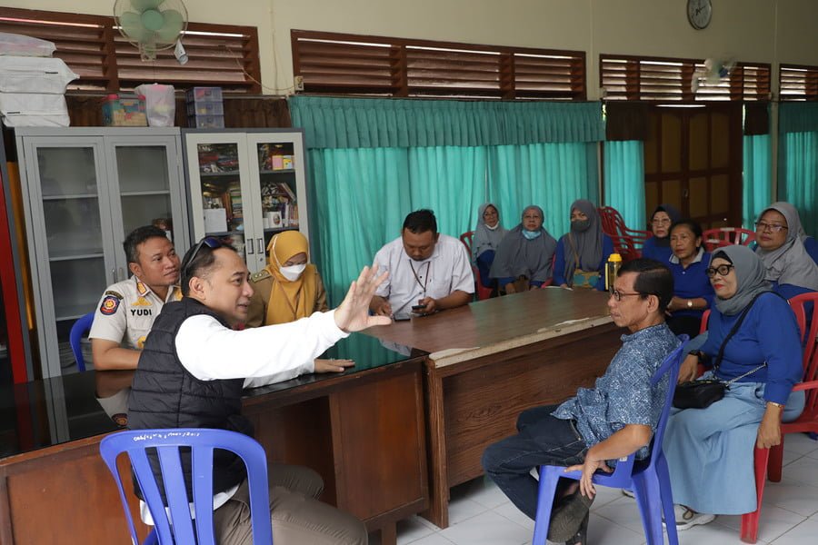 Wali Kota Surabaya Sidak Di Balai RW Secara Acak