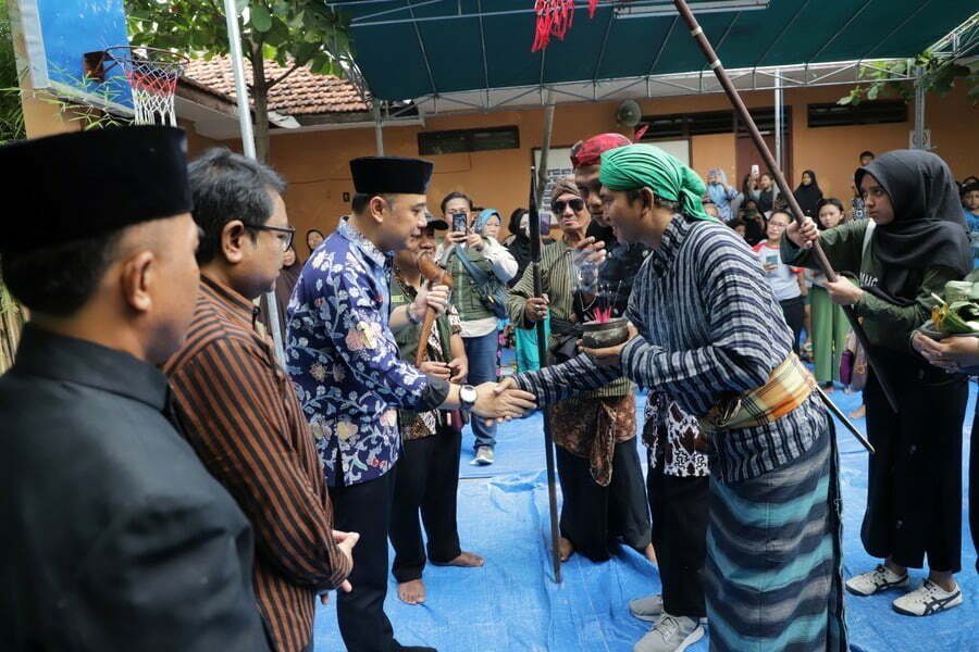 Wali Kota Surabaya Hadiri Acara Sedekah Bumi Di Petilasan Mbah Goemok