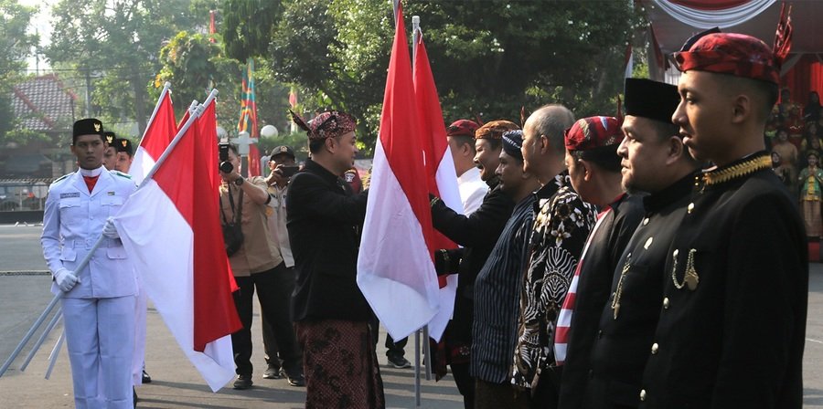 Pemkot Surabaya Sukseskan Pembagian 10 Juta Bendera Merah Putih