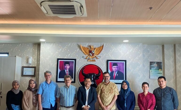 4 Peneliti Politik Kunjungi Fraksi PDI-P Surabaya