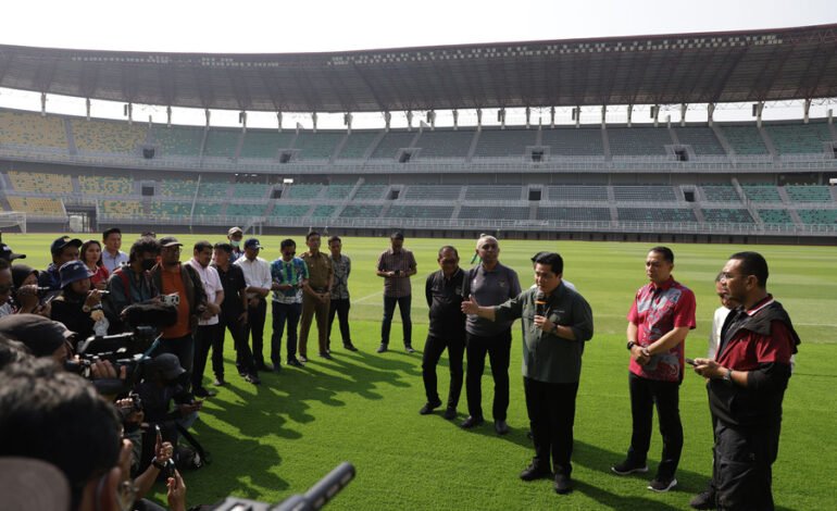 Walikota Surabaya Dampingi Ketua Umum PSSI Tinjau Kesiapan Stadion GBT