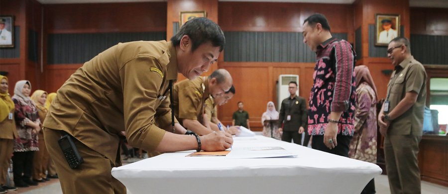 Pejabat Pemkot Surabaya Tandatangani Perjanjian Kontrak Kinerja
