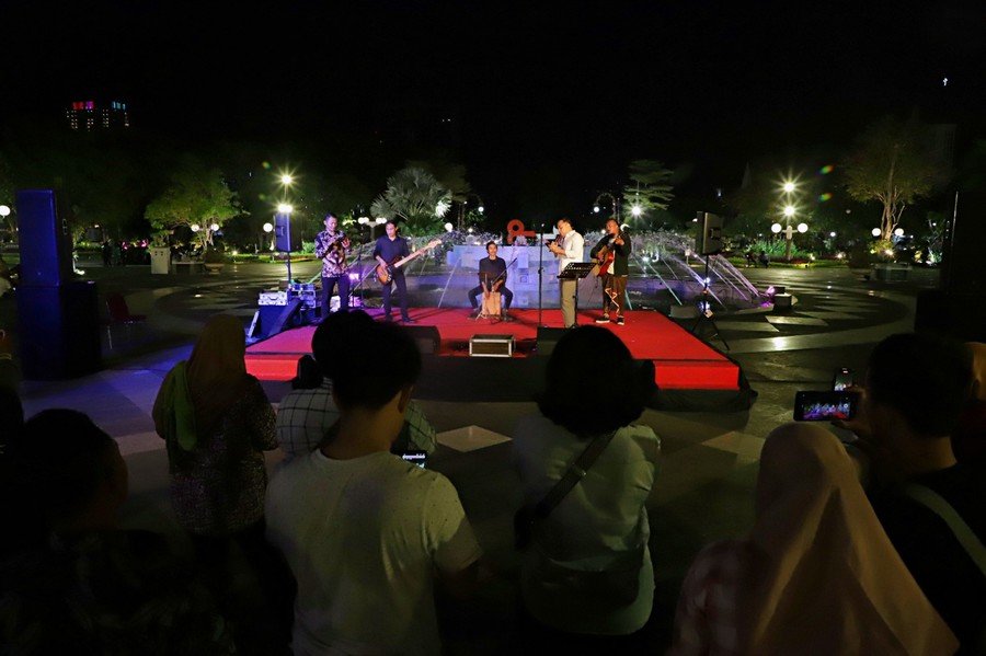 Wali Kota Surabaya dan Para Seniman Memeriahkan Taman Surya dengan Konser Live Music