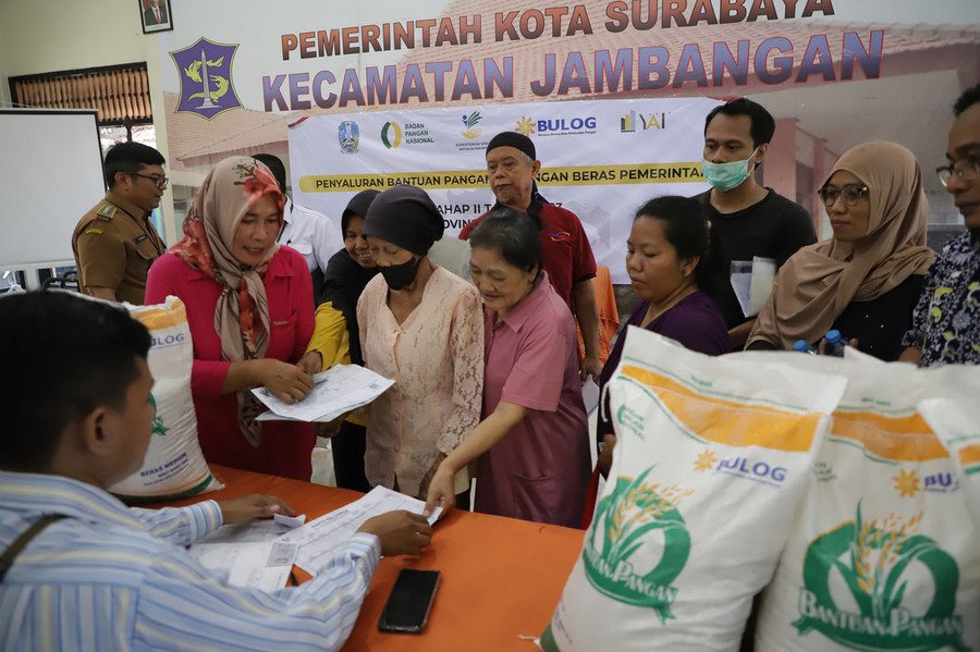 Pemkot Surabaya Salurkan Bantuan Pangan Cadangan Beras Tahap II Tahun 2023