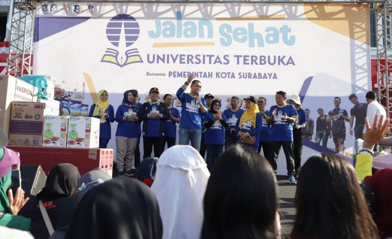 Jalan Santai Bersama Wali Kota Surabaya Eri Cahyadi di Taman Surya: Taman Terbuka untuk Semua