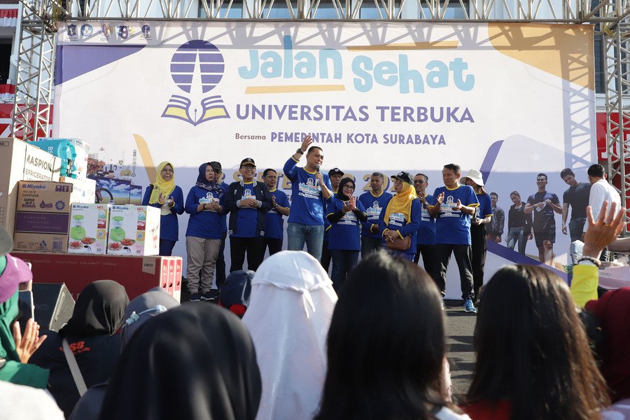 Jalan Santai Bersama Wali Kota Surabaya Eri Cahyadi di Taman Surya: Taman Terbuka untuk Semua