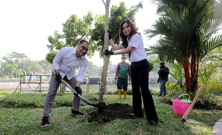 PT Kamadjaja Logistics Sumbangkan Pohon dan Bingkisan untuk Surabaya