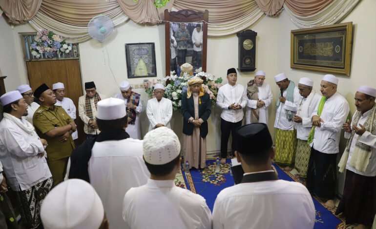 Surabaya Bersalawat: Menggapai Kebahagiaan Bersama Wali Kota Eri dan Para Santri