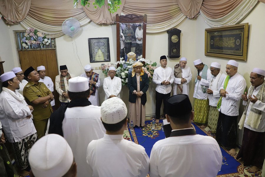 Surabaya Bersalawat: Menggapai Kebahagiaan Bersama Wali Kota Eri dan Para Santri