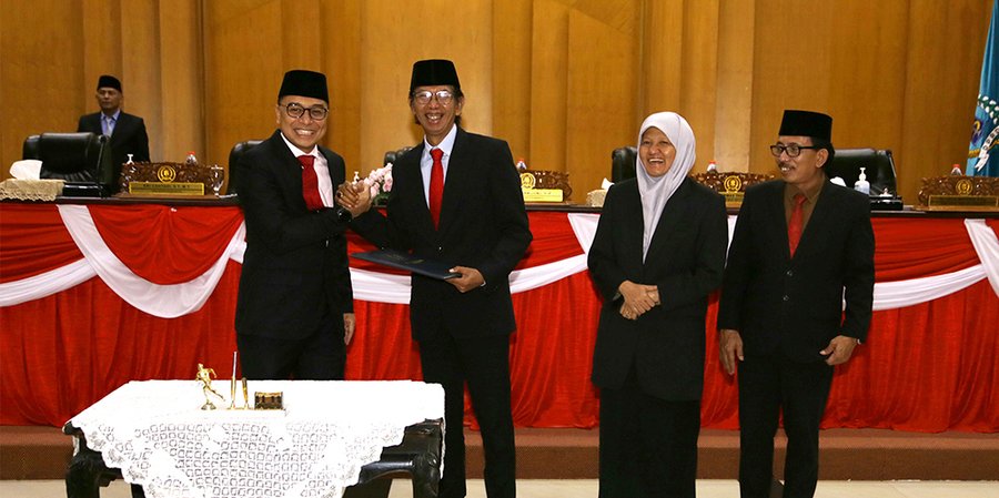 Surabaya Serahkan R-APBD 2024: Prioritas Kesehatan, Pendidikan, dan Pengentasan Kemiskinan