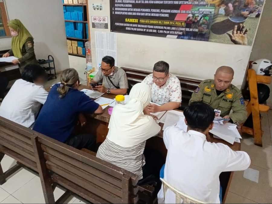 Pemkot Surabaya Jaring Belasan Pelajar SMA yang Nongkrong di Warkop Pakai Seragam Sekolah
