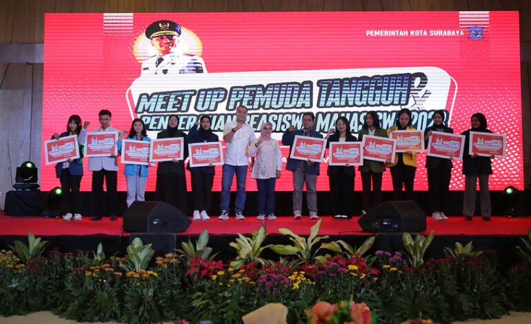 Pemuda Tangguh Surabaya Terima Beasiswa: Wali Kota Eri Ajak Menjadi Agen Perubahan