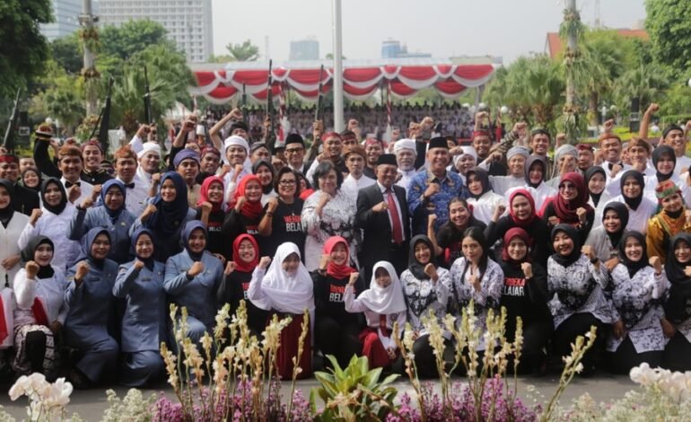 Upacara Hari Guru dan HUT PGRI di Surabaya: Inovasi Kurikulum dan Dedikasi Pegawai Negeri