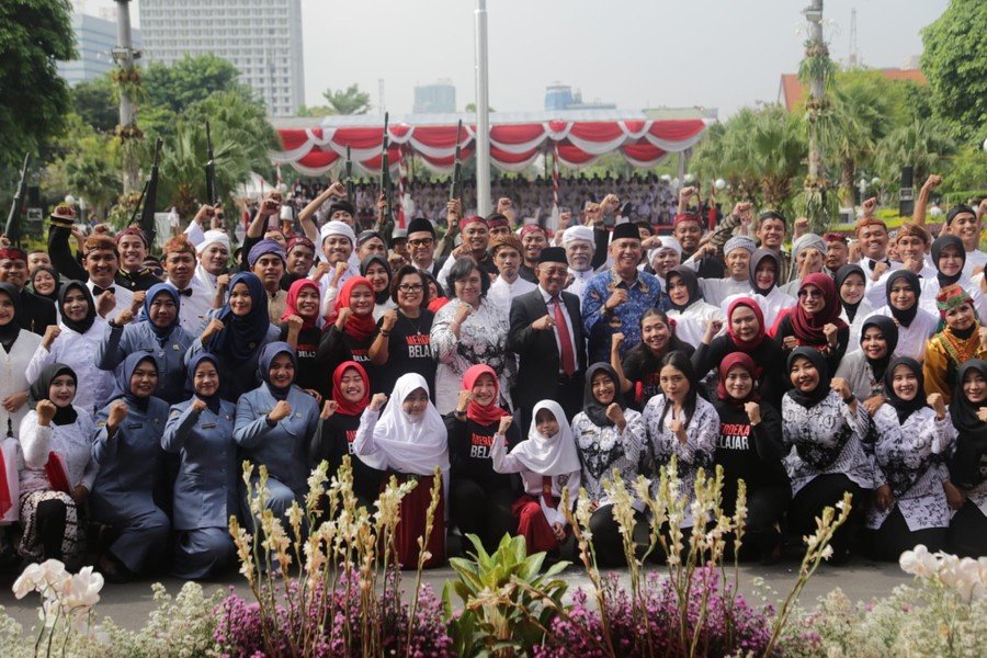 Upacara Hari Guru dan HUT PGRI di Surabaya: Inovasi Kurikulum dan Dedikasi Pegawai Negeri