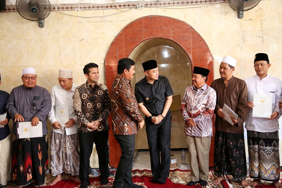 Menteri ATR/BPN Serahkan 11 Sertifikat Tanah Wakaf di Surabaya